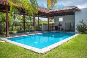 einen Pool im Garten mit Pavillon in der Unterkunft Paradise Point Escape in Port Vila