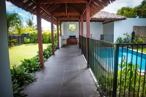 Bazén v ubytování Paradise Point Escape nebo v jeho okolí