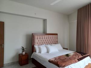 ein Schlafzimmer mit einem großen Bett mit weißen Kissen in der Unterkunft Luxury 3 Bedrooms Apartment in Colombo in Sri Jayewardenepura Kotte