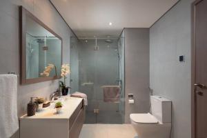 ein Bad mit einer Dusche, einem WC und einem Waschbecken in der Unterkunft Luxury 3 Bedrooms Apartment in Colombo in Sri Jayewardenepura Kotte