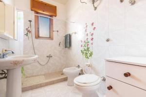Baño blanco con aseo y lavamanos en Salentoandmore - Casa Anna, en Salve