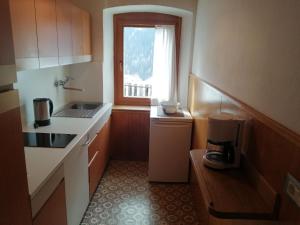 una pequeña cocina con fregadero y ventana en Apartment Mastle by Interhome en Ortisei