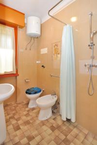 Et badeværelse på Apartment Villa Friuli-1 by Interhome + 7 billeder