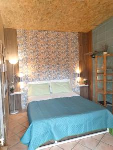 サレルノにあるLa Mia Casettaのベッドルーム1室(青い掛け布団付きのベッド1台付)