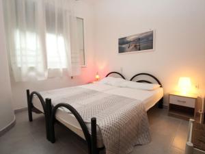 een kleine slaapkamer met een bed en een raam bij Apartment Villa Fausta by Interhome in Rosolina Mare +13 foto's