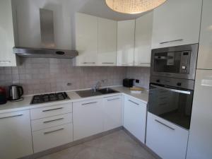 Kuchyňa alebo kuchynka v ubytovaní Apartment Giulia by Interhome