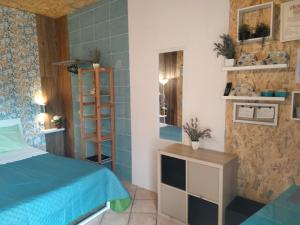 サレルノにあるLa Mia Casettaの小さな部屋(ベッド1台、棚付)