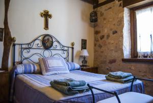 Un pat sau paturi într-o cameră la La Fuente del Poval