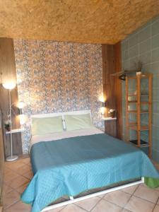 サレルノにあるLa Mia Casettaのベッドルーム1室(青い掛け布団付きのベッド1台付)