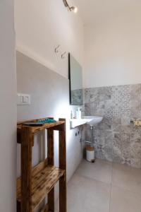 un bagno con lavandino e specchio di Brezza Marina a Tropea Altre 50 foto