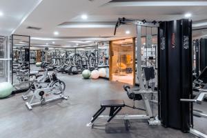 un gimnasio con varias cintas de correr y máquinas de ejercicio en Exe Oriental Panamá, en Panamá