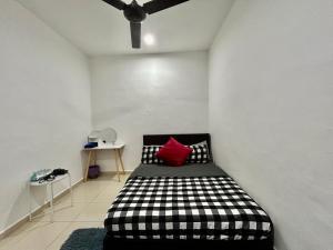 Habitación con cama blanca y negra con almohada roja en Home288#2pax#wifi#NearAeonAlma#5kmtoIconCity en Bukit Mertajam