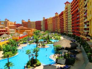einen Luftblick auf ein Resort mit einem Pool in der Unterkunft Porto marina chalet and apartment in El-Alamein