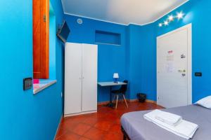 Camera blu con letto e scrivania. di Affittacamere Grugliasco Ressia a Grugliasco