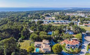 una vista aérea de una ciudad con casas y árboles en 7 bedrooms villa with private pool enclosed garden and wifi at Sesimbra, en Sesimbra