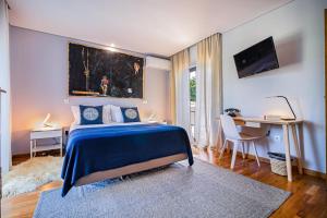 Llit o llits en una habitació de 7 bedrooms villa with private pool enclosed garden and wifi at Sesimbra