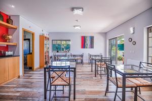 een restaurant met tafels en stoelen in een kamer bij Spacious villa in Sesimbra with a private year-round pool in Sesimbra