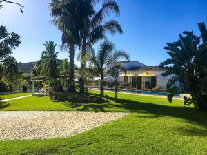 Κήπος έξω από το Elegant villa with sea view in Loulé + private pool