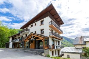 a house in the mountains with a wooden roof at Appartement de 2 chambres avec wifi a Saint Sorlin d'Arves in Saint-Sorlin-dʼArves