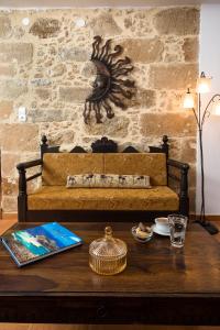 une table en bois avec un livre au-dessus dans l'établissement Falasarna's Sunset Home, à Falasarna