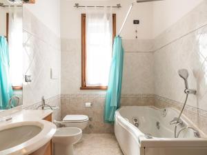 La salle de bains est pourvue d'une baignoire, de toilettes et d'un lavabo. dans l'établissement Apartment Ca' du Né by Interhome, à Albenga