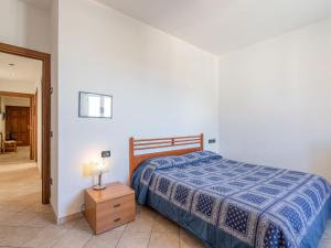 - une chambre avec un lit et une table avec une lampe dans l'établissement Apartment Ca' du Né by Interhome, à Albenga