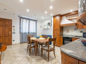 - une cuisine et une salle à manger avec une table et des chaises dans l'établissement Apartment Ca' du Né by Interhome, à Albenga