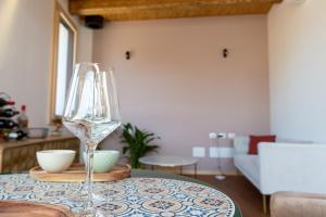 een wijnglas bovenop een tafel bij terracielo. in Faenza