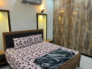 Säng eller sängar i ett rum på Brand new 3 bedrooms furnished, Upper floor