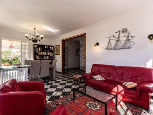 salon z czerwoną kanapą i stołem w obiekcie Holiday Home Tandjah - MNI137 by Interhome w mieście San-Nicolao