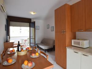 una cocina con una mesa con fruta. en Apartment Acquamarina-3 by Interhome en Rosapineta