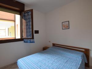 a bedroom with a bed and a window at Apartment Acquamarina-4 by Interhome in Rosapineta