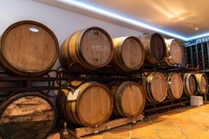 um monte de barris de vinho numa sala em Hotel & Restaurant Zum Ochsen -Ox Distillery em Hösbach
