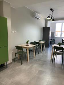 un gruppo di tavoli e sedie in una stanza di ViaRiva Rooms a Cagliari