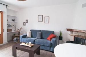 sala de estar con sofá azul y chimenea en Arroyo Bates Jaca, en Jaca