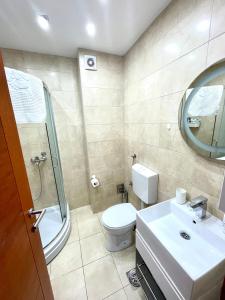 uma casa de banho com um WC, um lavatório e um chuveiro em Lila Vracar em Belgrado