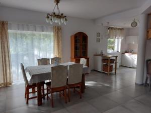 - une cuisine et une salle à manger avec une table et des chaises dans l'établissement U Kasi, à Dębki
