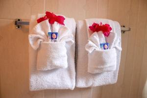 duas toalhas estão penduradas num cabide na casa de banho em Van Villa Guesthouse em Negril