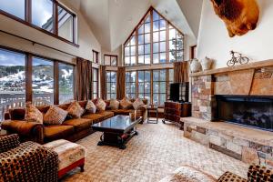 uma sala de estar com um sofá e uma lareira em Luxury Ski-In 3 Br Penthouse Inside Pines Lodge, Sleeps 10! Condo em Beaver Creek