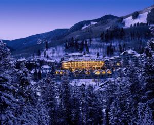 un grand bâtiment au milieu d'une montagne enneigée dans l'établissement Luxury Ski-In 3 Br Penthouse Inside Pines Lodge, Sleeps 10! Condo, à Beaver Creek