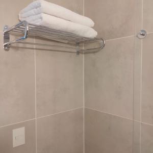 - Baño con toallero eléctrico y toallas blancas en Postal del Nahuel en San Carlos de Bariloche