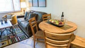 una sala de estar con una mesa con un bol de fruta en Ski Trails 4113, en Truckee