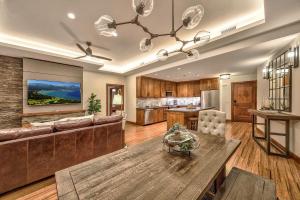 een woonkamer met een bank en een tafel bij Steps From Heavenly Village & Gondola-Luxury 3Br Residence Condo in South Lake Tahoe