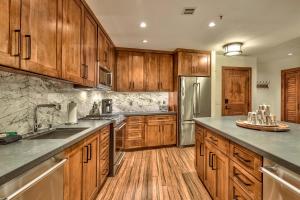 een keuken met houten kasten en roestvrijstalen apparatuur bij Steps From Heavenly Village & Gondola-Luxury 3Br Residence Condo in South Lake Tahoe