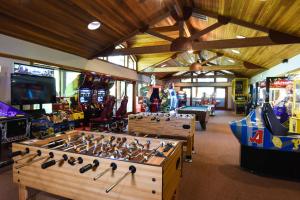 une salle avec plusieurs jeux vidéo et une salle d'arcade dans l'établissement Ski Trails 4070, à Truckee