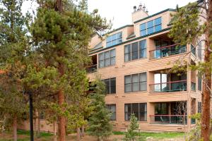 un condominio con alberi di fronte di Quicksilver 1643 a Keystone
