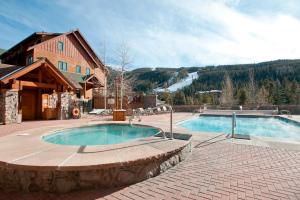 een resort met 2 zwembaden en een gebouw bij Dakota Lodge 8513 in Keystone
