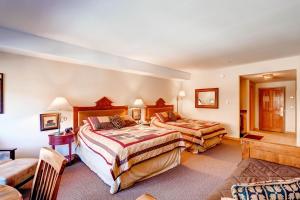 a hotel room with two beds in a room at Gateway 5070 in Keystone