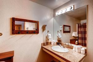 a bathroom with a sink and a mirror at Gateway 5070 in Keystone
