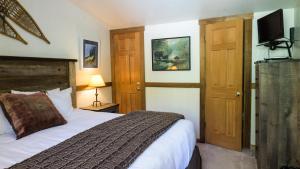 a bedroom with a bed and a flat screen tv at Ski Trails 4042 in Truckee
